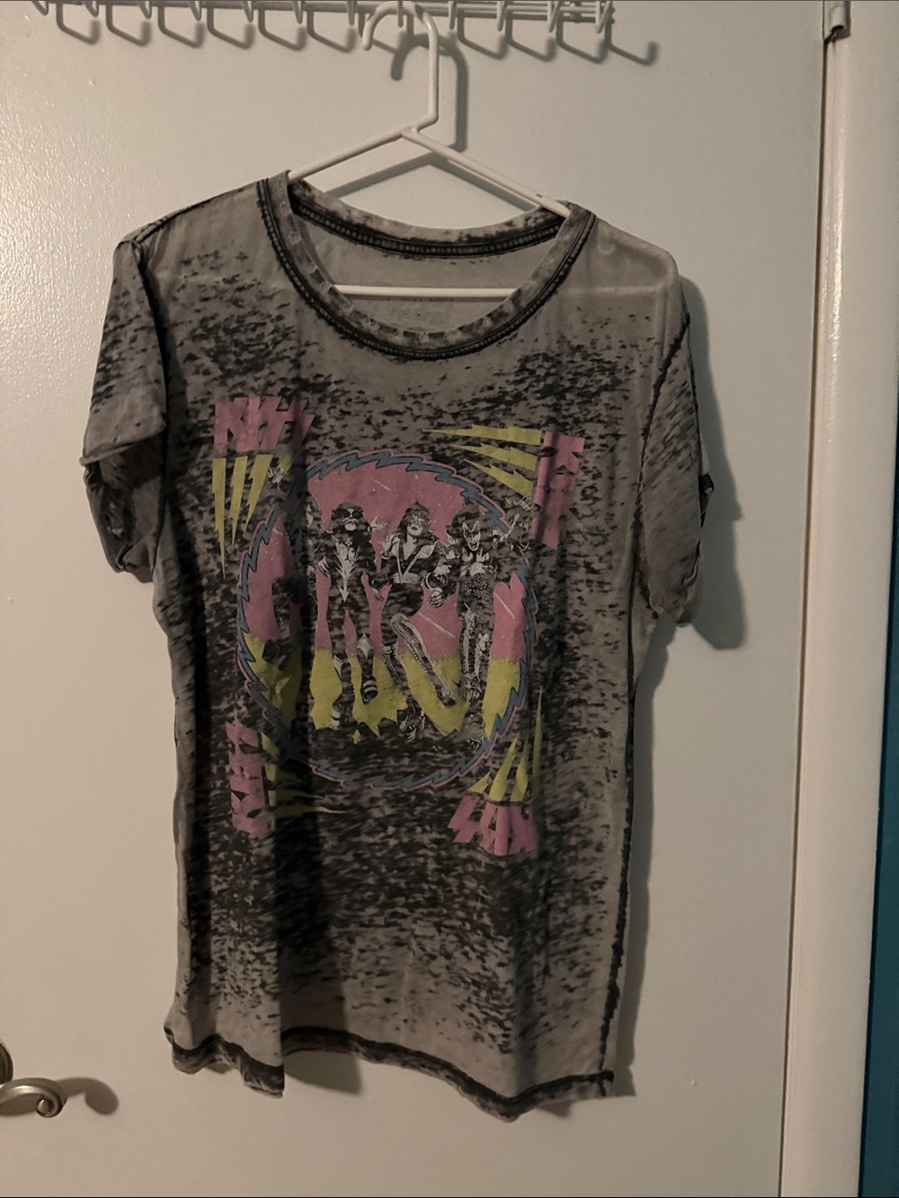 Vintage-Style Graphic Kiss Band Tee in Gray with Pink & Yellow Print